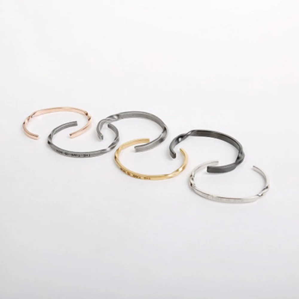 

Fashion trend retro double button pattern simple couple titanium steel open bracelet