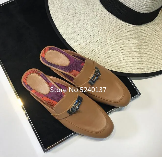 Женские шлепанцы с металлическим украшением повседневные Мюллеры на плоской