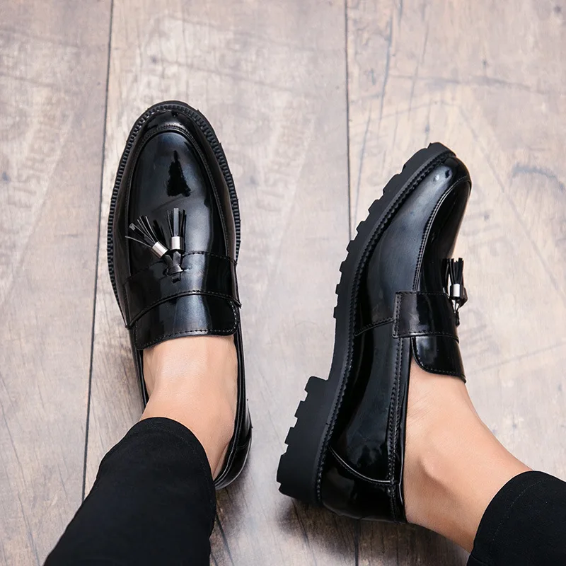 

Summer Breathable Men Slip-on Pointed Toe Tassels Leather Shoes England Retro Patent Leather Bright Surface Foot Covering MEN'S