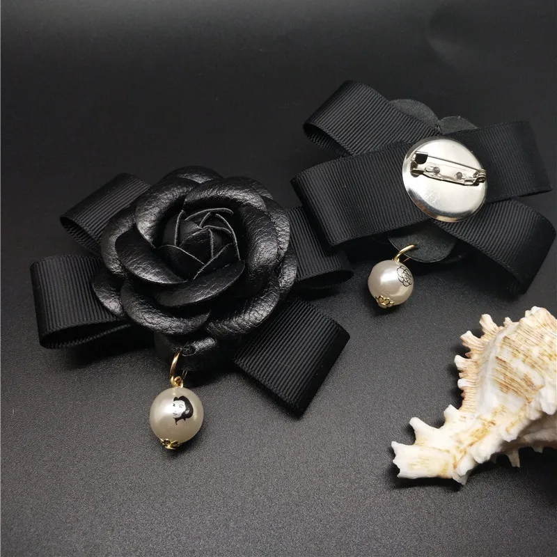 IN Stock Female All Match Charm Camellia Flower Brooch Quality Leather Black&White&Rose&Mix Cloth Bow Pearl Women Diy Brooches - Окраска металла: black