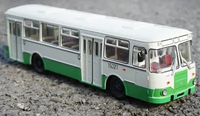 Green Российский 1:43 Масштаб сплав литья под давлением 677 м автобус Изысканная имитационная модель автомобиля дверь может быть открывается миниатюрное моделирование украшения - Цвет: Green