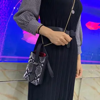 

Unique Factory Phone Holder with Shoulder Strap Card Holder Hasp Phone Wallet Chain Shoulder Phone Hand Wallet Bag