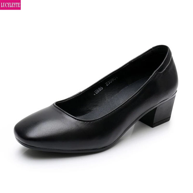 

Focus on work shoes 30 years old leather square head dress thick heel women's shoes stewardess interview Hotel leather shoes