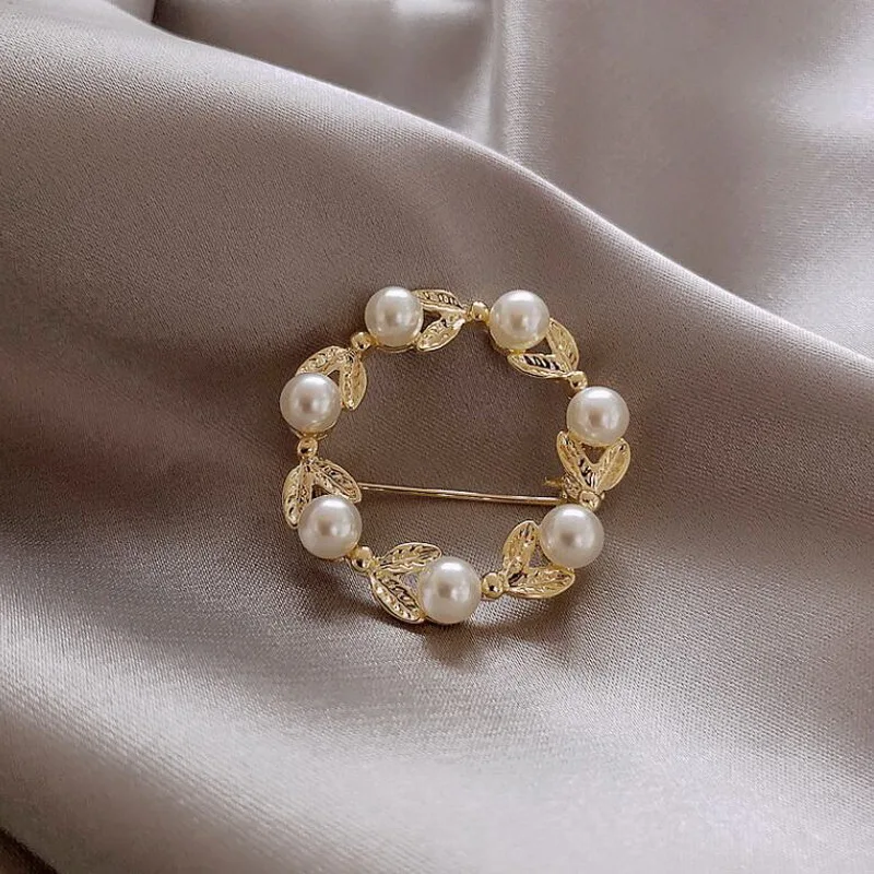 Rinhoo Baroque Imitation Pearl Rhinestone Wreath Butterfly Brooch Women Trend Elegant Circle Leaf Brooch Pins Party Wedding Gift
