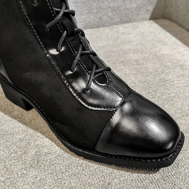 Высокие сапоги до колена с перекрестными ремешками Женская осенне-зимняя обувь на низком каблуке Модные женские мотоциклетные ботинки черного цвета на молнии с круглым носком; A330