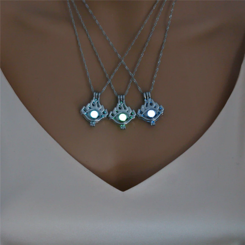 

Punk One Eyes Shape Luminous Pendant Necklace Classic Chain Glow in the Dark Necklace Fashion Vintage Jewelry for Men Women Gift