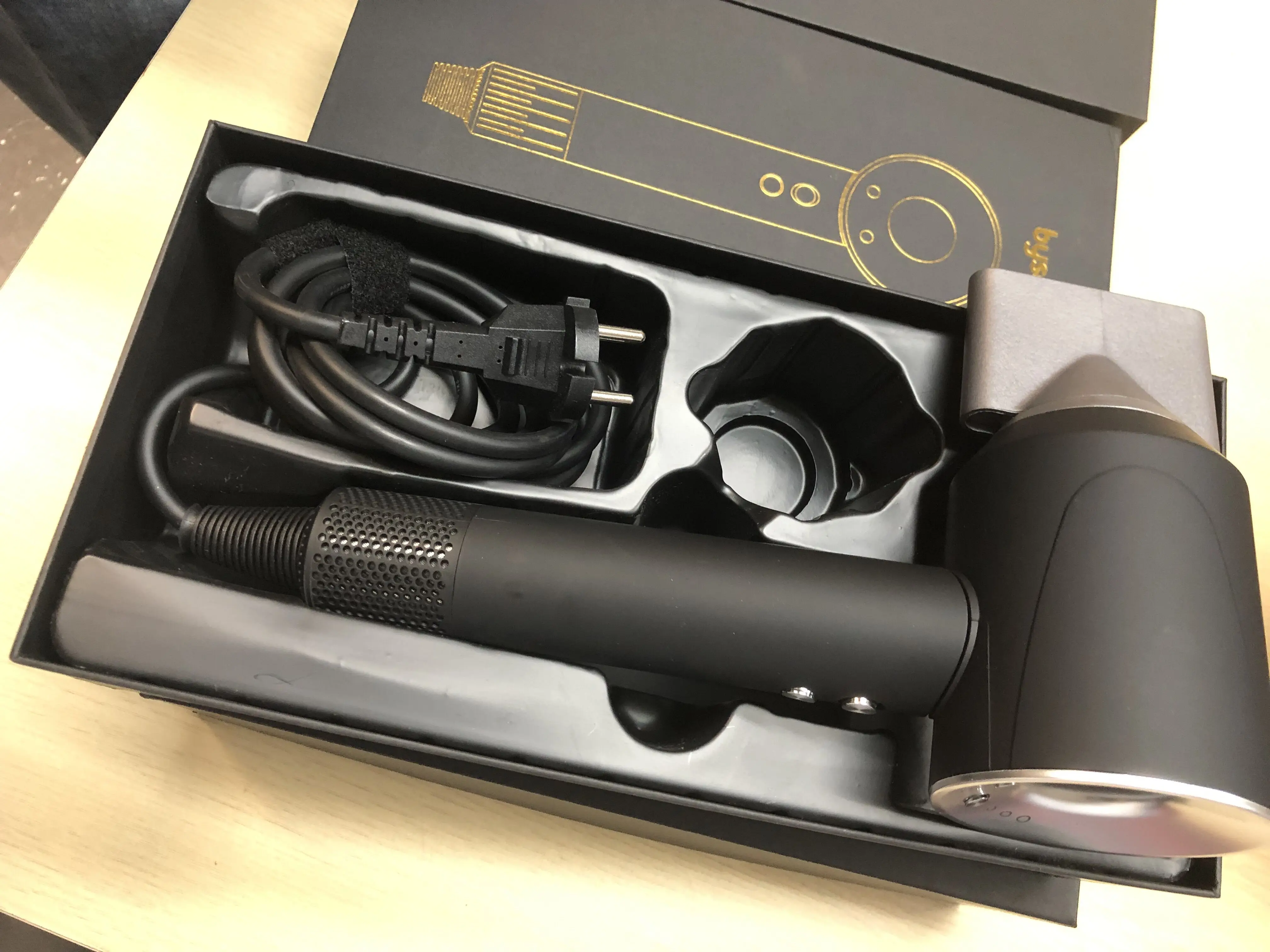 Professional leafless blow hair dryer Anion strong wind smooth fast drying salon portable household no leaf barber hairdryer