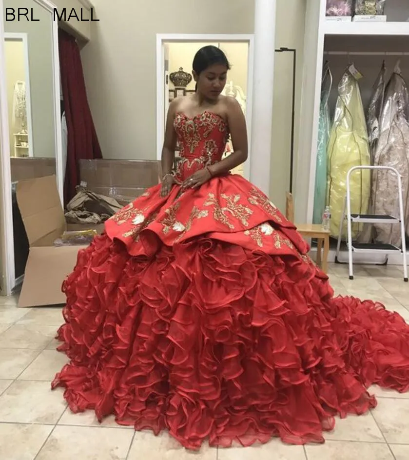 Бордовые платья Quinceanera мяч многоуровневый наряд; юбки в складку с золотистой отделкой сладкий 15 длинные Платья для вечеринок vestidos de Quinceanera
