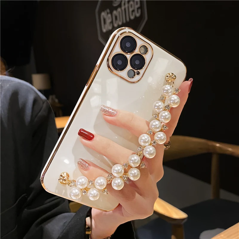 So ultra chic in checkered material with gold chain For iPhone 6s