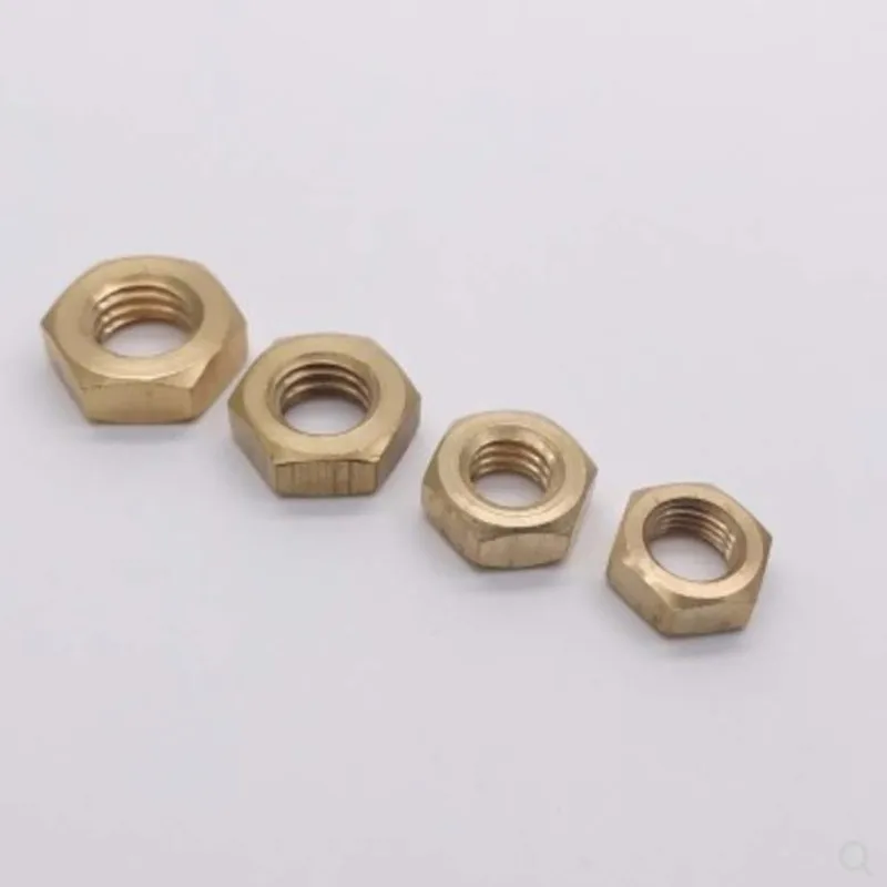 Vue détaillée des écrous hexagonaux fins en laiton pour drones, lot de 100 pièces de différentes tailles