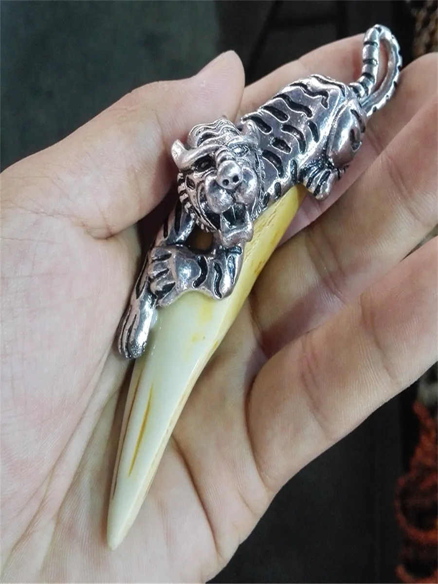 Tiger teeth pendants, mountain tigers, ornaments, teeth pendants, safety car, imitation animal teeth