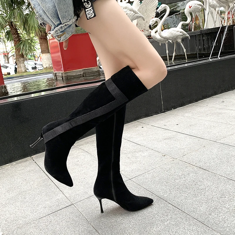 Осенне-зимние женские сапоги до колена; женские модельные сапоги с острым носком на молнии на высоком каблуке; женская обувь; T044