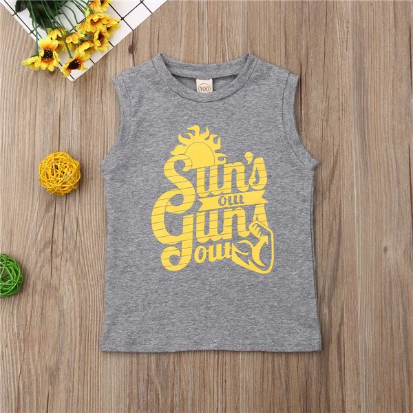 Топ с принтом «suns out guns out» для маленьких мальчиков