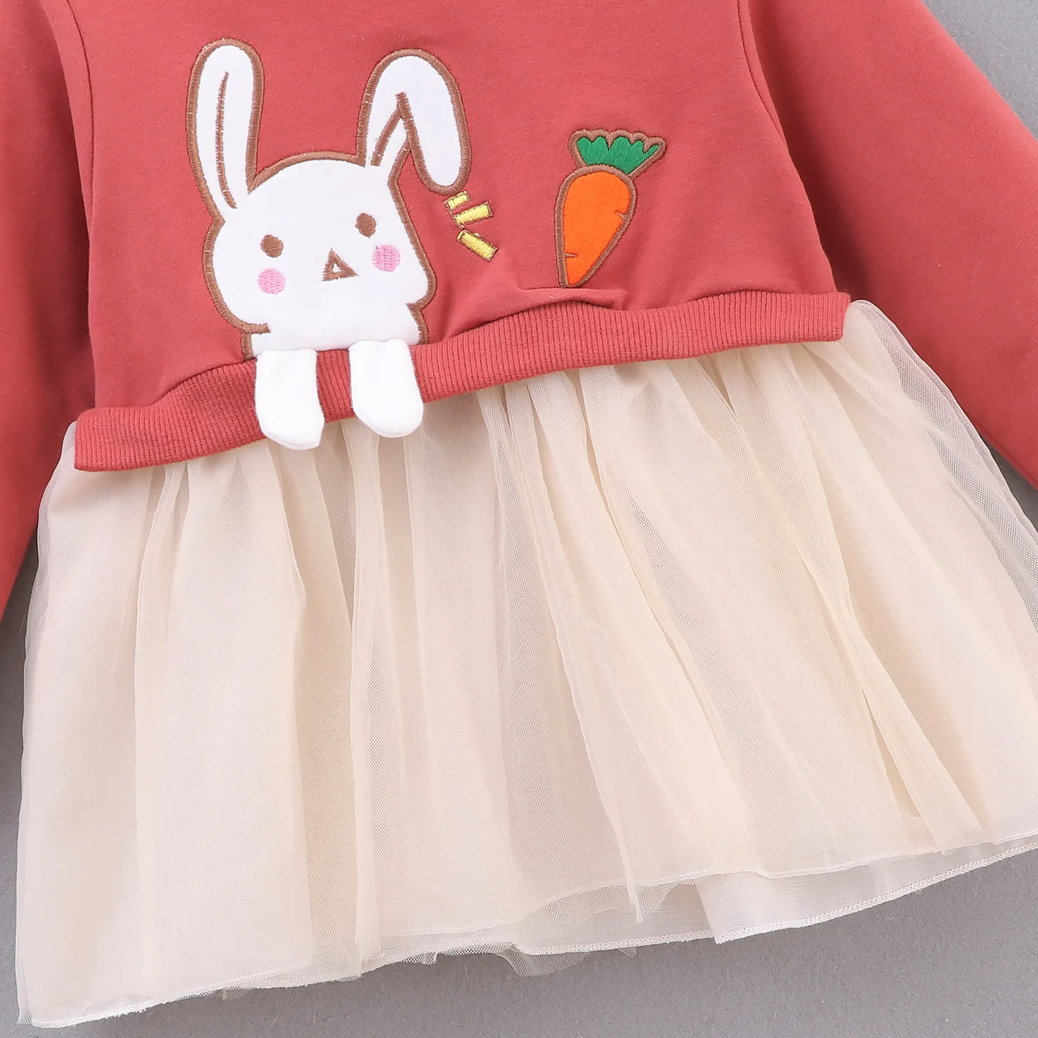 Платье с длинными рукавами для маленьких девочек; Новинка года; милая одежда принцессы с рисунком кролика для новорожденных; сезон весна-осень; повседневные платья для малышей