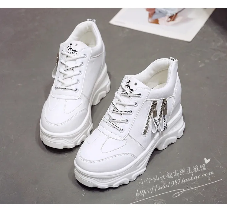 Женская обувь на платформе; Новинка года; модная обувь для папы; сезон весна; женские повседневные кроссовки на танкетке и высоком каблуке; цвет бежевый, белый; кроссовки на молнии