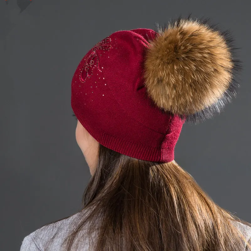 Зимняя женская шерстяная Круглая Шапочка, шапка с помпоном, Повседневная вязаная, со стразами, бабочкой, мешковатые шапки-Боб, женская, енота, мех, помпон, черепа