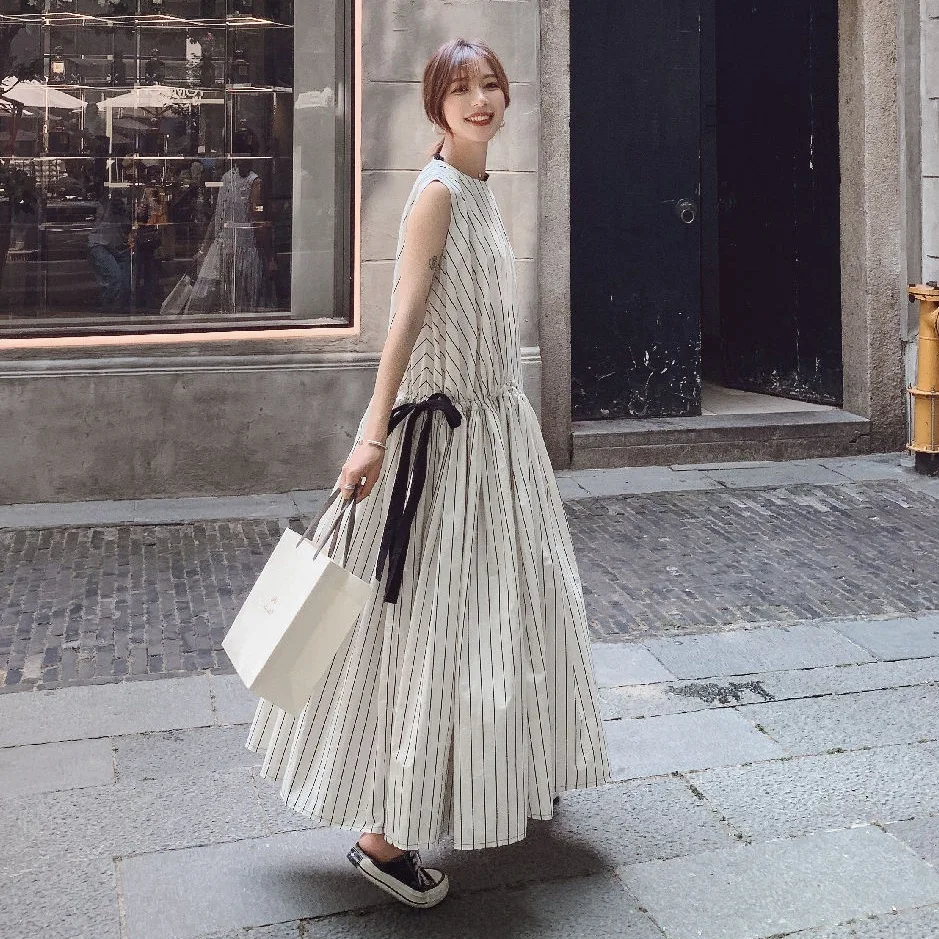 Милое белое длинное платье в полоску с круглым вырезом и открытой спиной