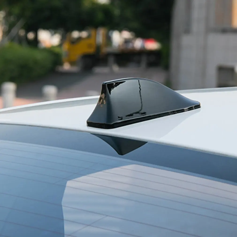 Shark fin'-Antenne auf dem Autodach. Reflexionen von Lampen am Körper.  Konzept. Rückansicht Stockfotografie - Alamy