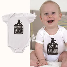 Тренд сдельник для ребенка бутылка шаблон напечатаны буквы треугольный конверт комбинезон ребенок короткий рукав Летняя одежда