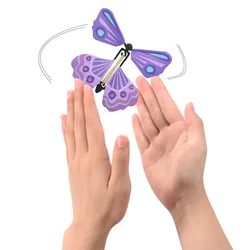 A borboleta mágica colorida do vôo de 5 blocos termina acima brinquedos surpresa presente no livro borracha banda alimentado borboleta vento acima do brinquedo para o cartão