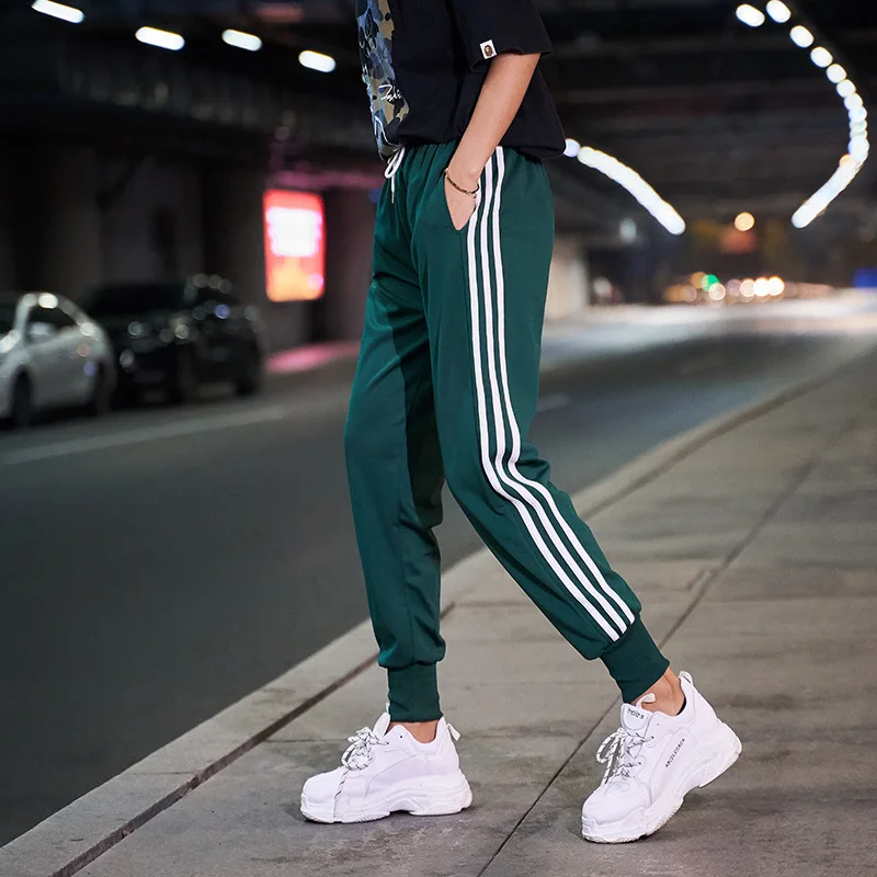 Tanie Białe boczne spodnie sportowe damskie letnie zimowe streetwear plus size spodnie cargo damskie spodnie luźne spodnie dresowe damskie jogger