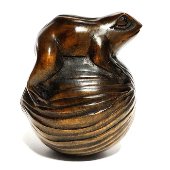 

Y6508 - 2" Hand Carved Boxwood Netsuke : Frog on Lotus