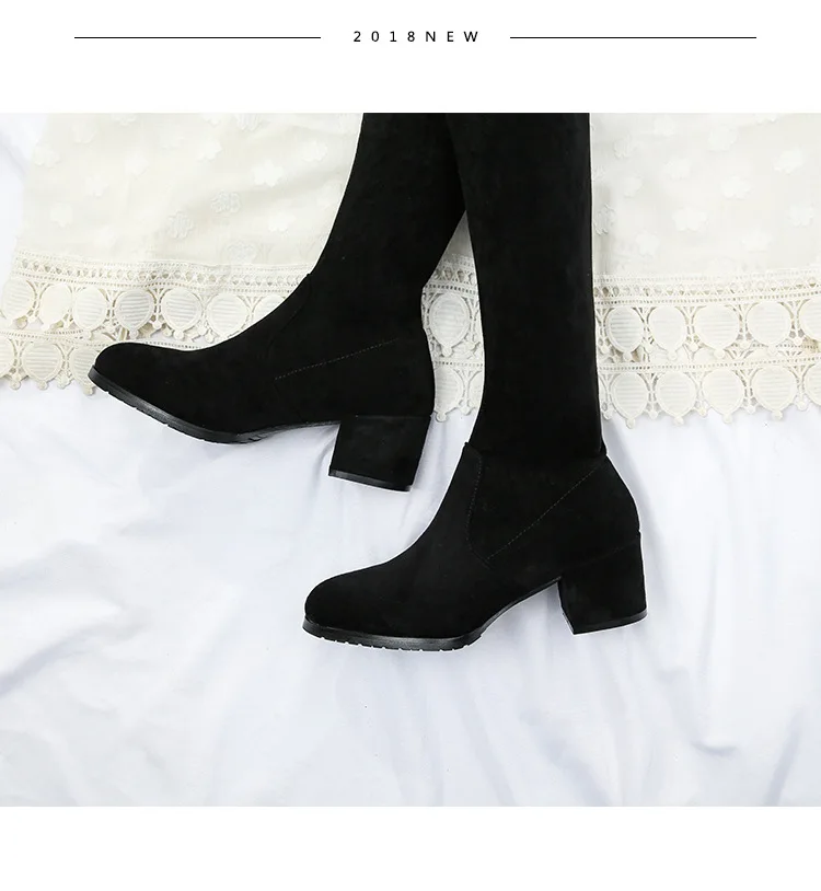 Классические модные женские сапоги выше колена; сезон осень-зима; винтажные высокие сапоги с острым носком на толстом каблуке; однотонная обувь из флока
