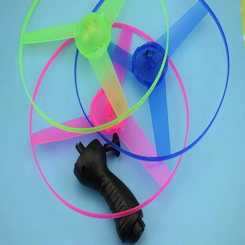 Забавный спиннинг флаер светящийся Летающий НЛО светодиодный светильник Ручка Вспышка летающие игрушки для детей уличная игра цвет случайный