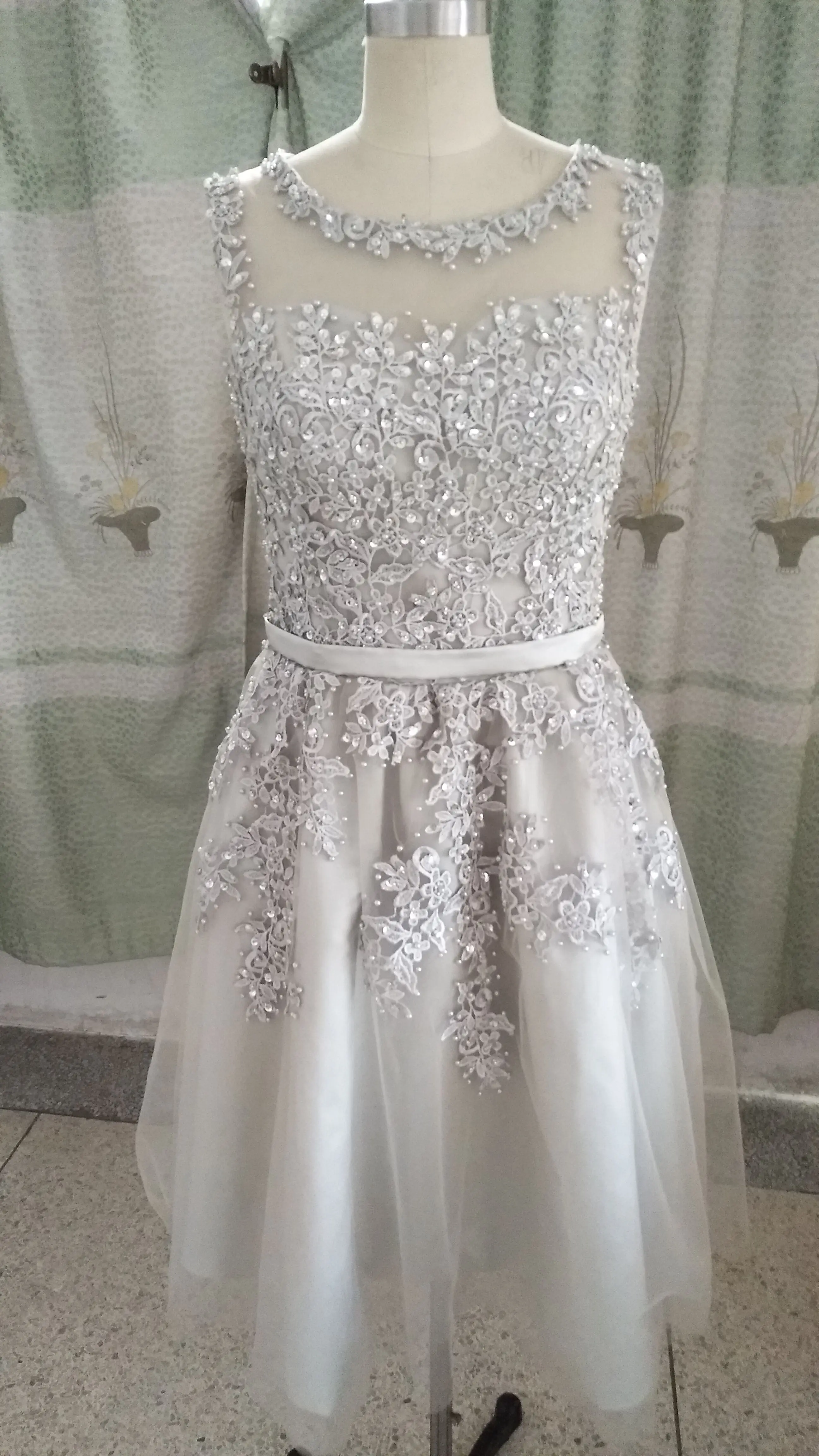 2019 real picture zilveren kant applicaties korte prom dresses sheer terug sexy mouwloze petite meisjes prom jassen best selling 2019 real picture zilveren kant applicaties korte prom dresses sheer terug sexy mouwloze petite meisjes prom jassen best selling