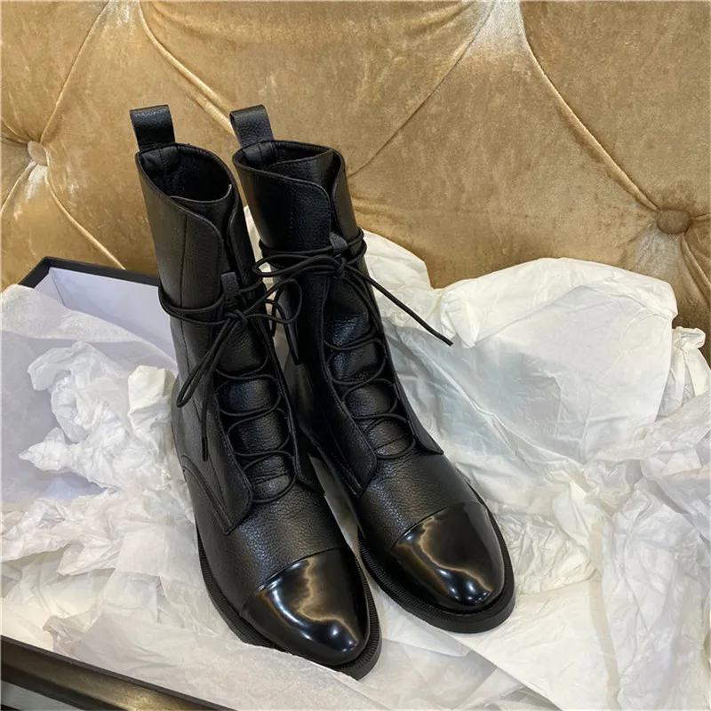 Черные кожаные ботильоны; женские сапоги для верховой езды на плоской подошве с круглым носком на шнуровке; коллекция года; зимняя обувь; модные мотоботы; zapatos de mujer