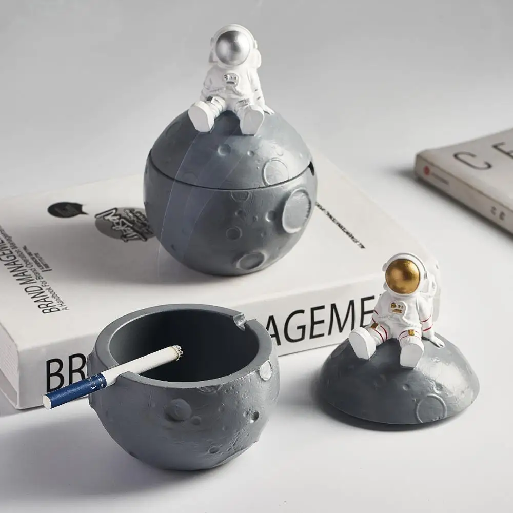 

Nordic Ins Personality With Cover Anti-Ash Trend Ashtray Creative Astronaut Cute Girl Ashtray Home Decoration Desk Decoration