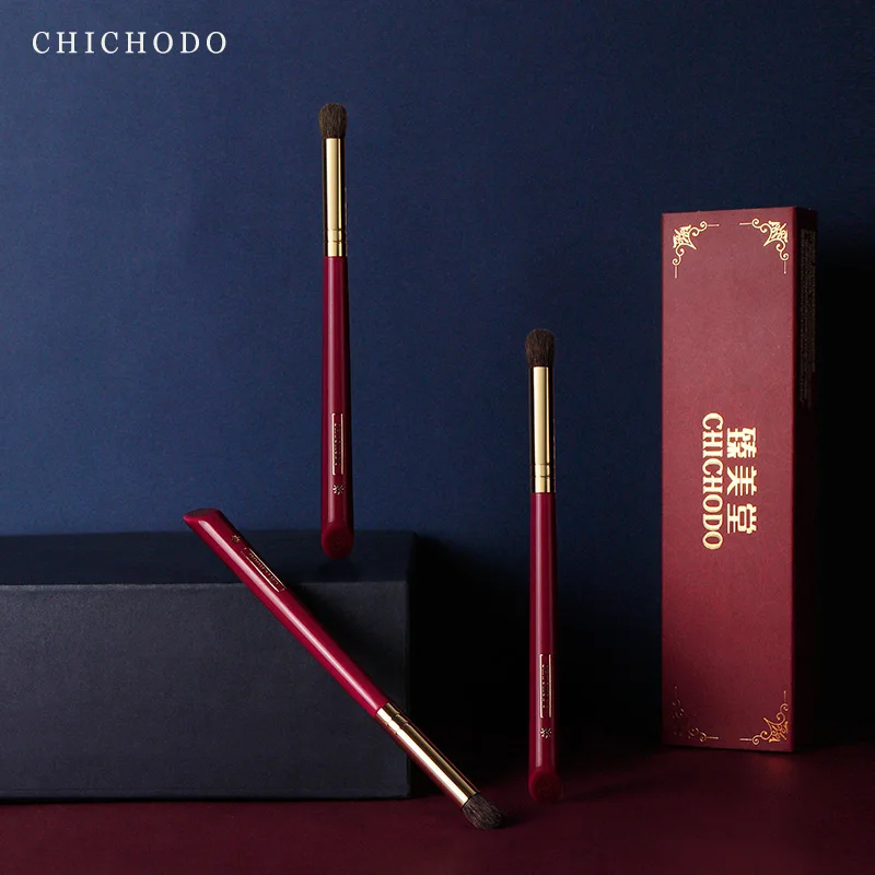 Кисть для макияжа CHICHODO роскошная серия красных роз высококачественная кисть
