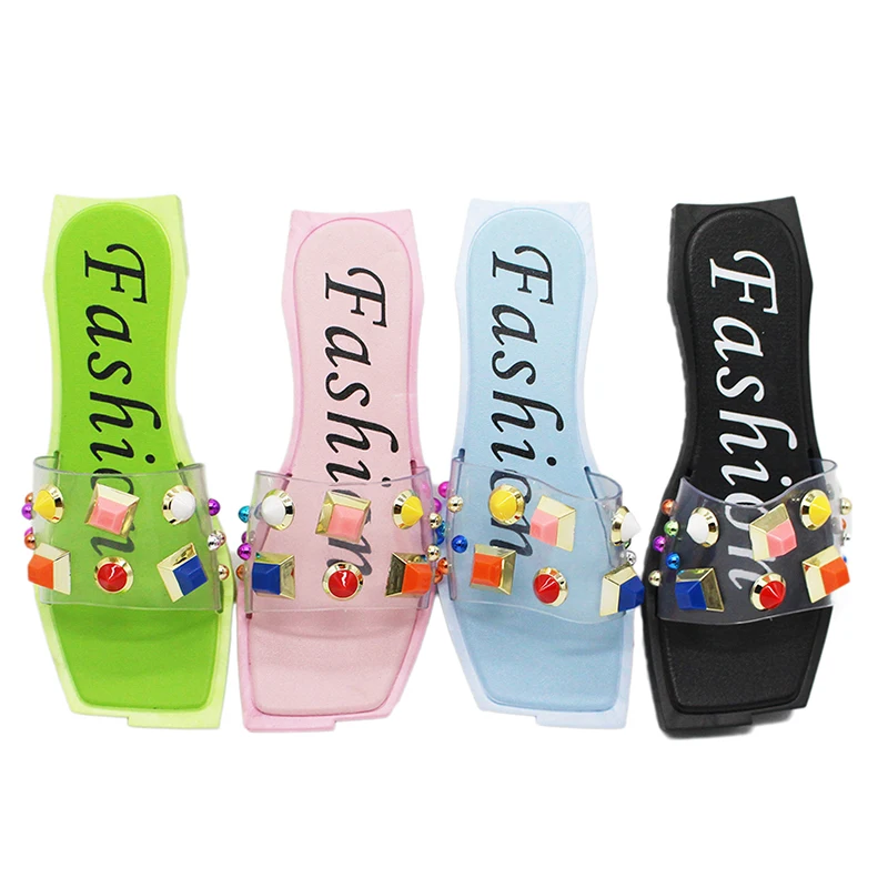 Летние женские разноцветные шлепанцы с заклепками; модные пляжные сандалии; обувь с открытым носком; женские повседневные домашние шлепанцы; удобные нескользящие шлепанцы на плоской подошве