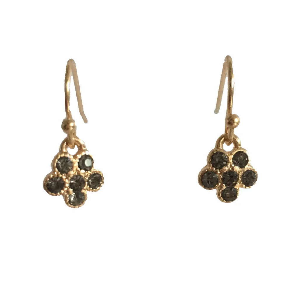 

Cute Small Drop Earrings for Lady Dark Grey Color 6 Stone Decorated Flower Shape Shiny Earring for Mini Ear Piercing Lady