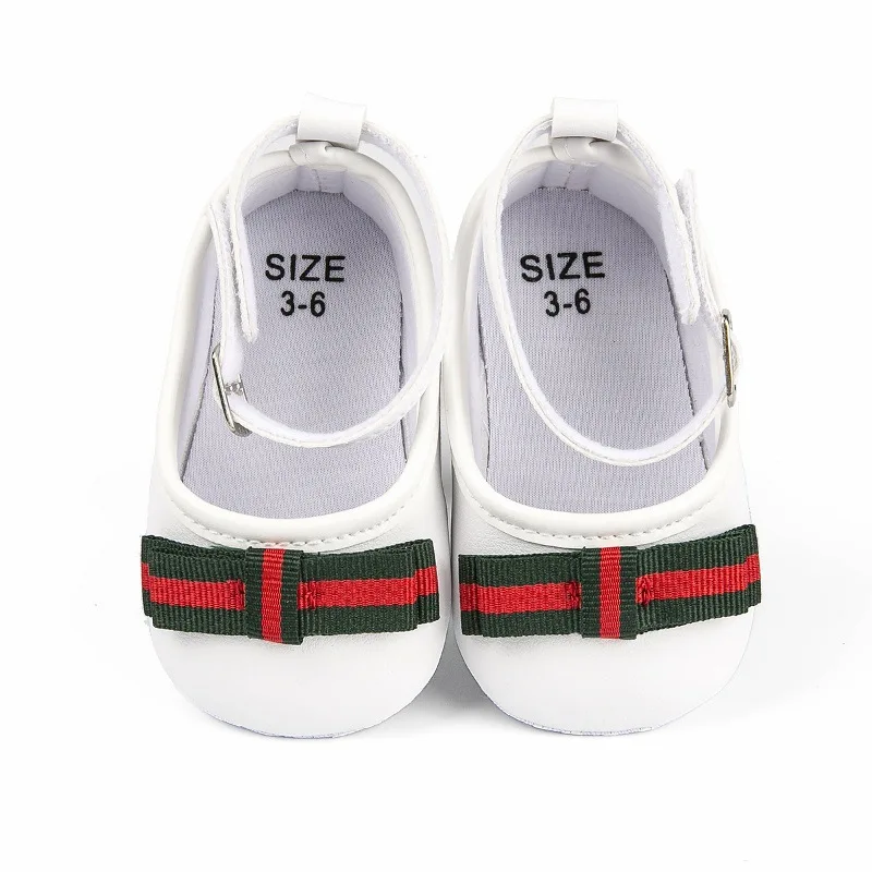 Для маленьких девочек обувь прекрасная Bowknot из искусственной кожи белого и черного цвета; нескользящие сникерсы на мягкой подошве новорожденных мокасины для девочек