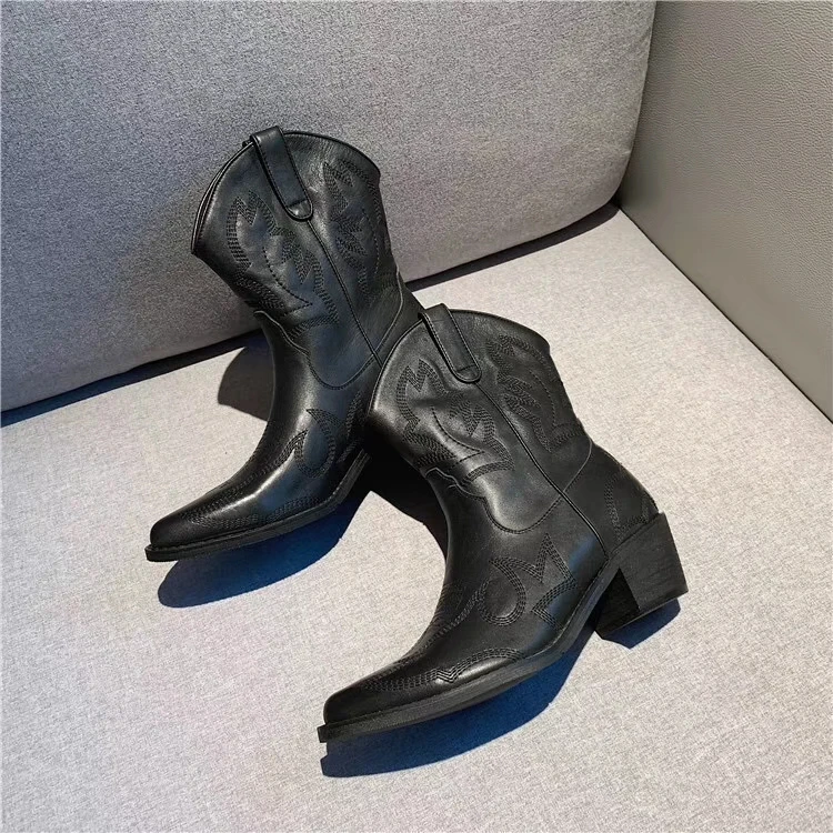 Стильные Ботильоны на каблуке в европейском стиле с острым носком; женская обувь с вышивкой; осенние женские ботильоны; черные кожаные ботинки «Челси»