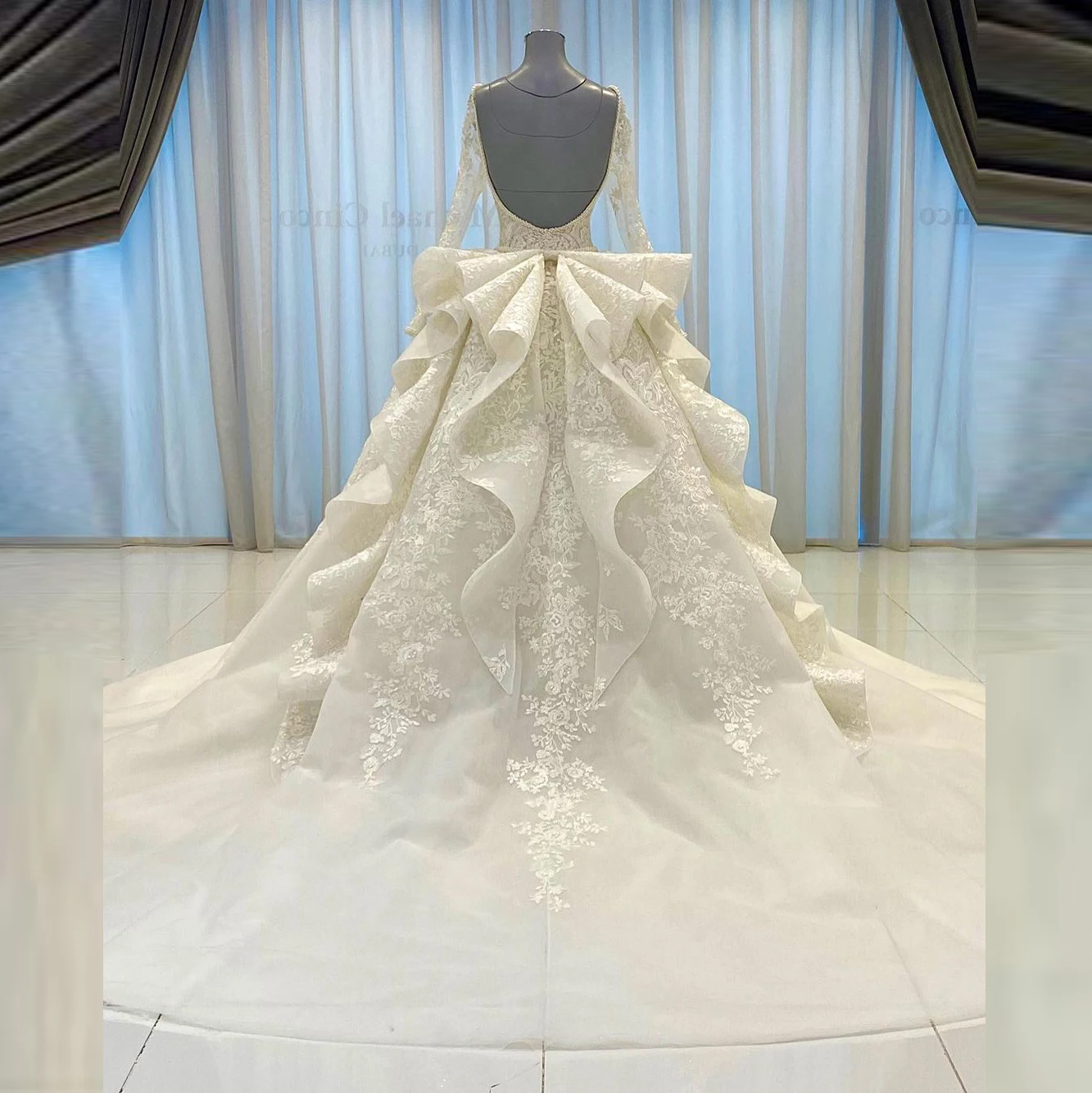 

Square Neck Wedding Dress In Dubai Sexy Long Sleeves Sheer Backless Extra Puffy Long Train Bridal Arabic Wedding Gowns