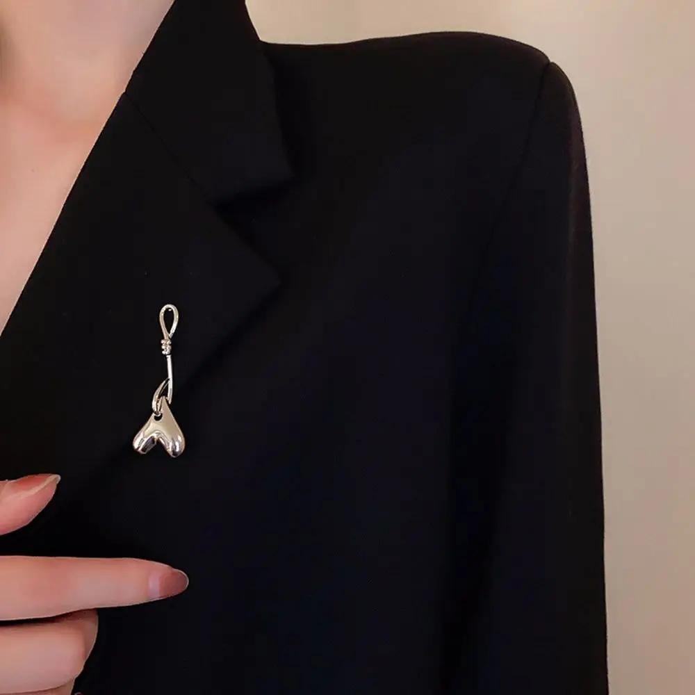 Fashion Simple Upside Down Love Brooch Female Metallic Niche Design High-end Clothes Suit Accessories Anti-glare Jewelry | Украшения и