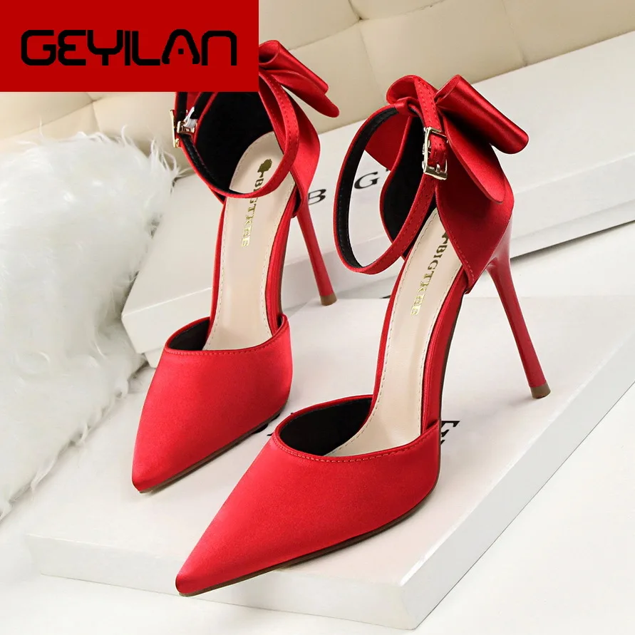 

The Korean version of sweet beauty shoes high heels and shallow mouth pointed silk satin hollow after the bow band sandals