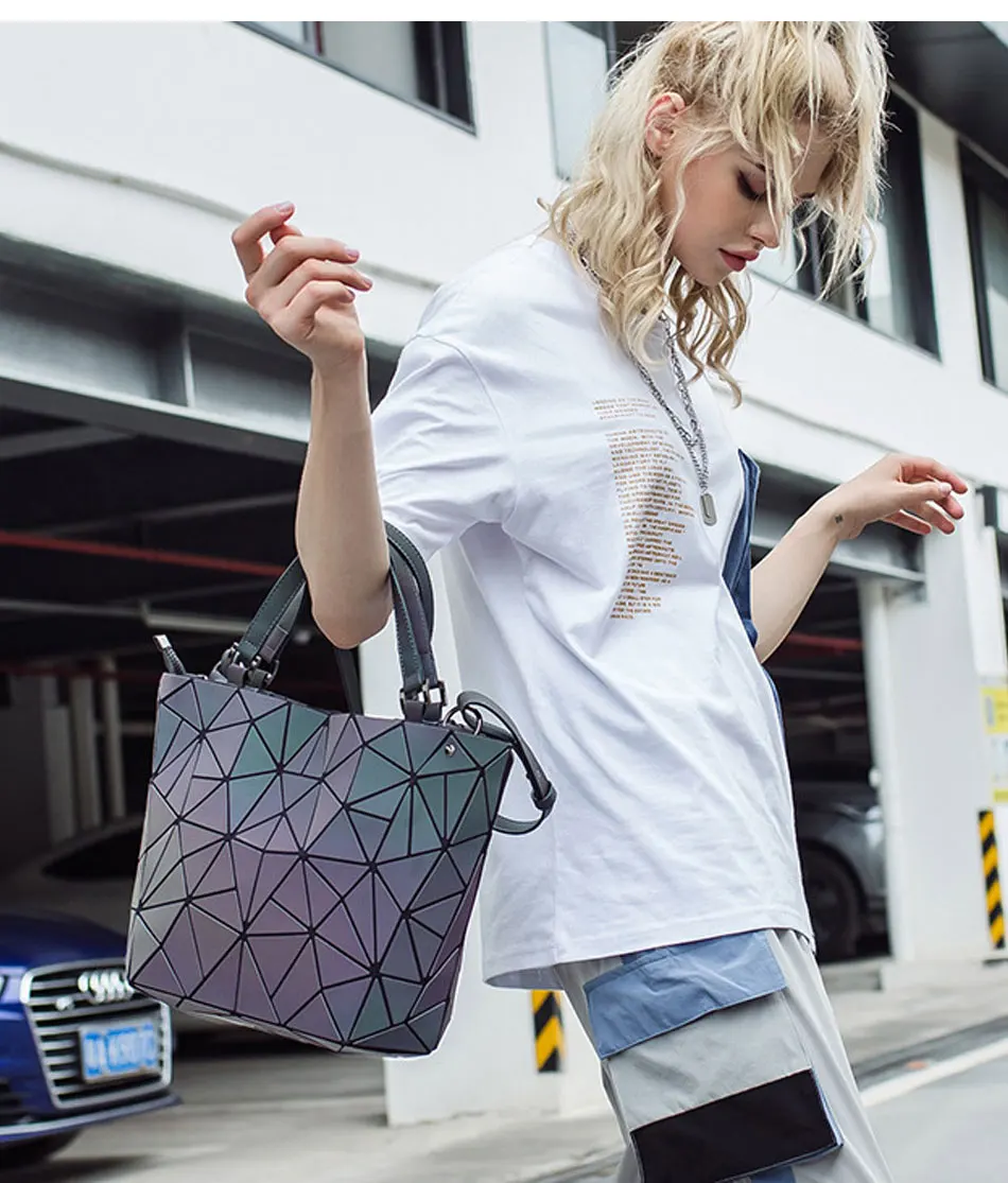 Tanie Luminous bao big bag holograficzne odblaskowe geometryczne torby dla kobiet 2020 pikowane sklep