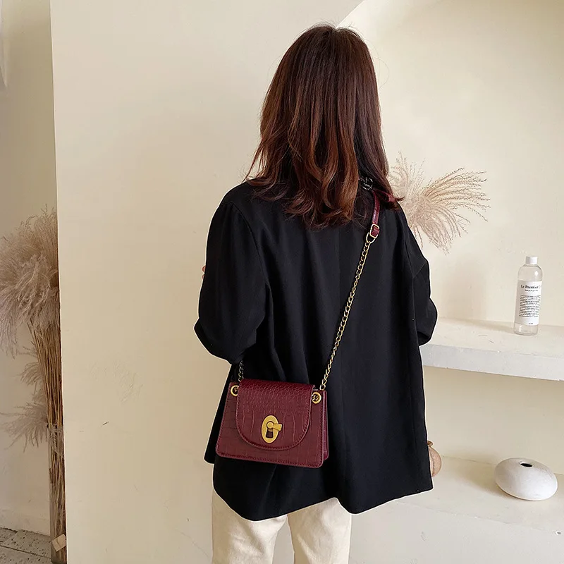 

2019 Winter New Style WOMEN'S Bag Retro Trapezoid Square Sling Bag Cool Lock Crocodile Pattern Shoulder Bag Shoulder WOMEN'S Bag