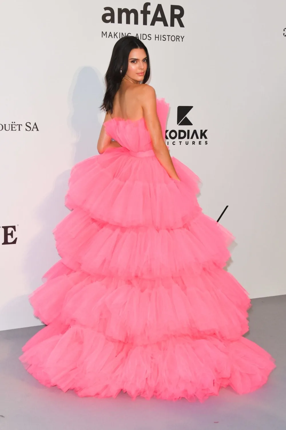 Kendall Jenner Fuchsia Prom Dresses High Low Strapless Tiered Pleat Tulle Evening Celebrity Gowns 2022 Formal Party Dresses New