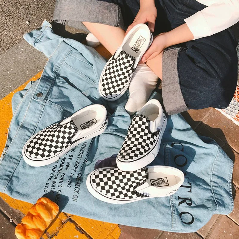

Slip on a pair of slacker shoes women's shoes ins casual and versatile black and white plaid canvas shoes for students