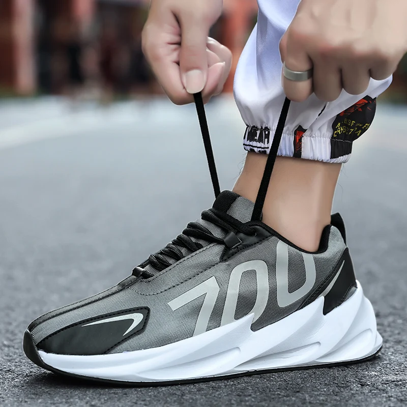 Дизайн Kanye 700 V2 Boost Triple S Sneakers Desi роскошные мужские и женские туфли для папы бежевые черные спортивные кроссовки
