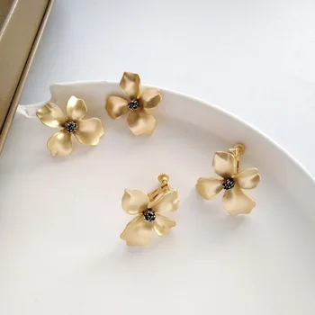 

Korean Simple Beautiful Stereo Matte Metal Flower Tud Earrings Temperament Fashion Girl Women's Accessories Ear Clip Jewelry