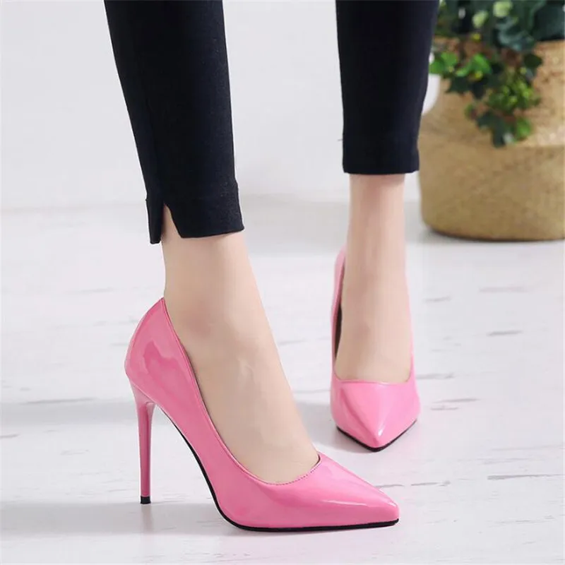 Большие размеры 44; пикантные туфли-лодочки с острым носком на высоком каблуке; неглубокие Свадебные вечерние женские туфли без застежки на тонком каблуке; Цвет Красный; chaussures femme - Цвет: Розовый
