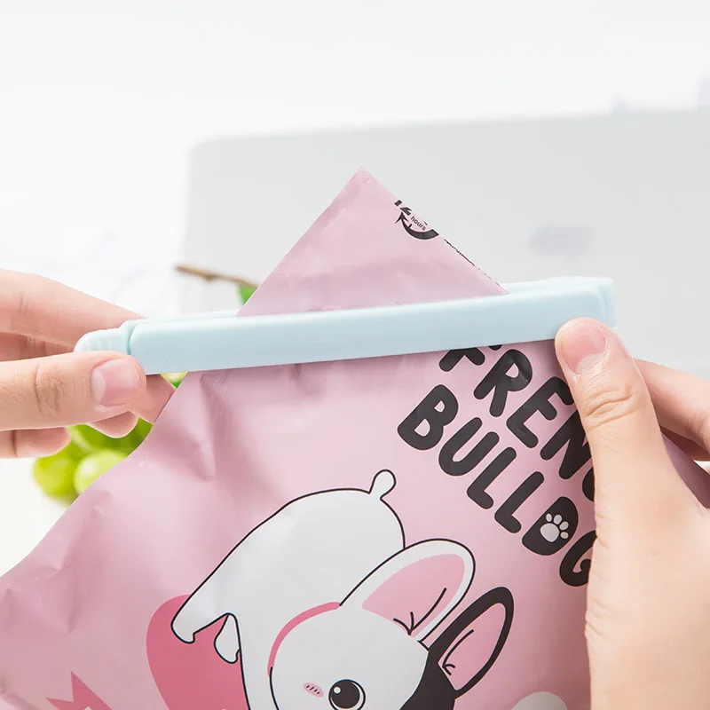 

1PCS Househould Food Snack Storage Seal Sealing Bag Portable New Kitchen Storage Food Snack Seal Sealing Bag Clips Sealer Clamp