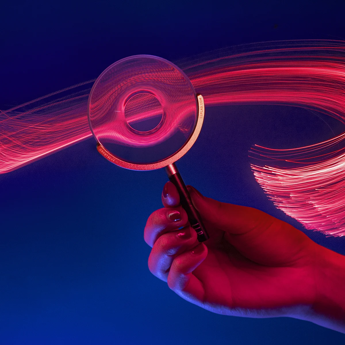 Кольцеобразная стеклянная призма с черными отверстиями сказочная мечта