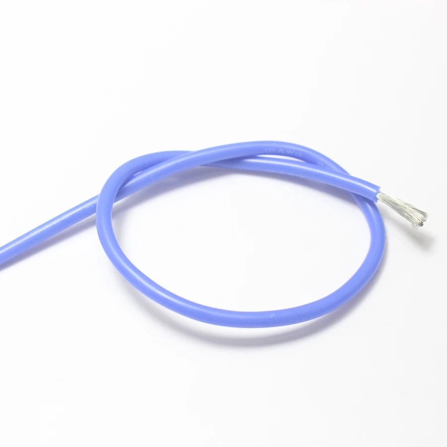 Câble silicone de 5 mètres pour batterie RC, connecté à un chargeur de modélisme.