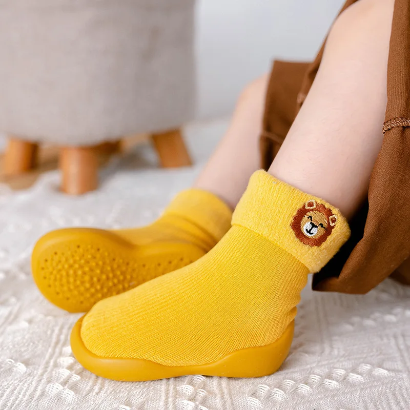 Calcetines gruesos con suela de goma y dibujos animados para bebés, para Otoño e Invierno